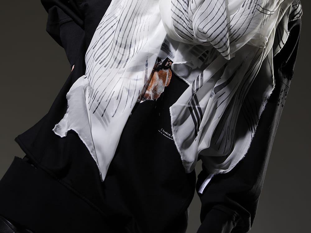 Julius 2023SS Adding casualness by using a crew neck sweatshirt with seasonal graphics as an innerwear - 807CUM4-Black(Cotton Sweat Damaged Pullover Plaster) 817STU1-offwhite(Printed Silk Stole Off White) - 2-007