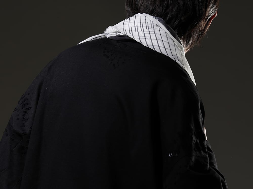 Julius 2023SS Adding casualness by using a crew neck sweatshirt with seasonal graphics as an innerwear - 807CUM4-Black(Cotton Sweat Damaged Pullover Plaster) 817STU1-offwhite(Printed Silk Stole Off White) - 2-008