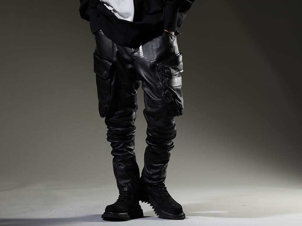 Julius 2023SS Styling with a special touch with gas mask cargo pants made of lamb leather - 819PAM4(Lamb Leather Gas Mask Skinny Pants) 807FWM1(Cow Velor Lace Up Combat Boots) - 3-001