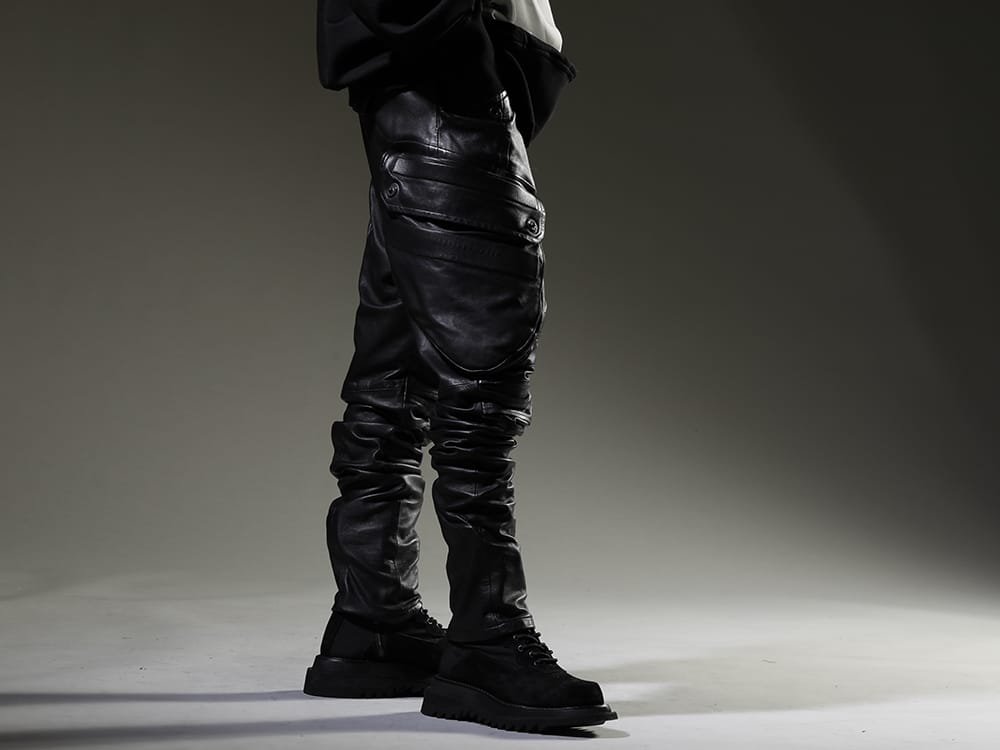 Julius 2023SS Styling with a special touch with gas mask cargo pants made of lamb leather - 819PAM4(Lamb Leather Gas Mask Skinny Pants) 807FWM1(Cow Velor Lace Up Combat Boots) - 3-002