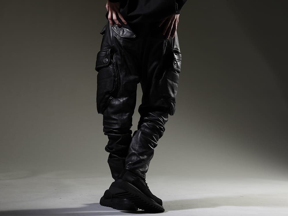 Julius 2023SS Styling with a special touch with gas mask cargo pants made of lamb leather - 819PAM4(Lamb Leather Gas Mask Skinny Pants) 807FWM1(Cow Velor Lace Up Combat Boots) - 3-003