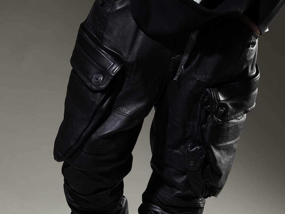 Julius 2023SS Styling with a special touch with gas mask cargo pants made of lamb leather - 819PAM4(Lamb Leather Gas Mask Skinny Pants) - 3-004