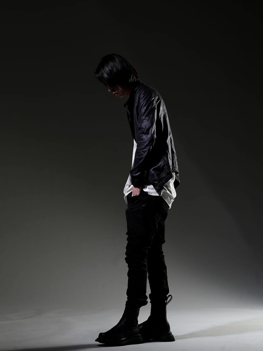 ユリウス 2023SS - 見出し1 - 797BLM7(カーゴブルゾン ポリエステル/コットンクロス) 817CPM3-Raw(コットン/モダール ジャージ フロントプリント ショートスリーブTシャツ ロウ) 817ACU15-black(チェーンネックレス ブラック) 817ACU16-silver(チェーンブレスレット シルバー) 807PAM6-BK(10.5oz ストレッチデニム ダメージペイント カーゴスキニーデニム) 807FWM2(カウスキン サイドジップブーツ) - 1-002