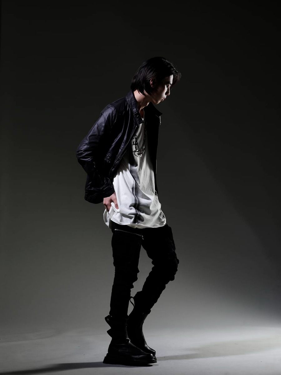 ユリウス 2023SS - 見出し1 - 797BLM7(カーゴブルゾン ポリエステル/コットンクロス) 817CPM3-Raw(コットン/モダール ジャージ フロントプリント ショートスリーブTシャツ ロウ) 817ACU15-black(チェーンネックレス ブラック) 817ACU16-silver(チェーンブレスレット シルバー) 807PAM6-BK(10.5oz ストレッチデニム ダメージペイント カーゴスキニーデニム) 807FWM2(カウスキン サイドジップブーツ) - 1-003