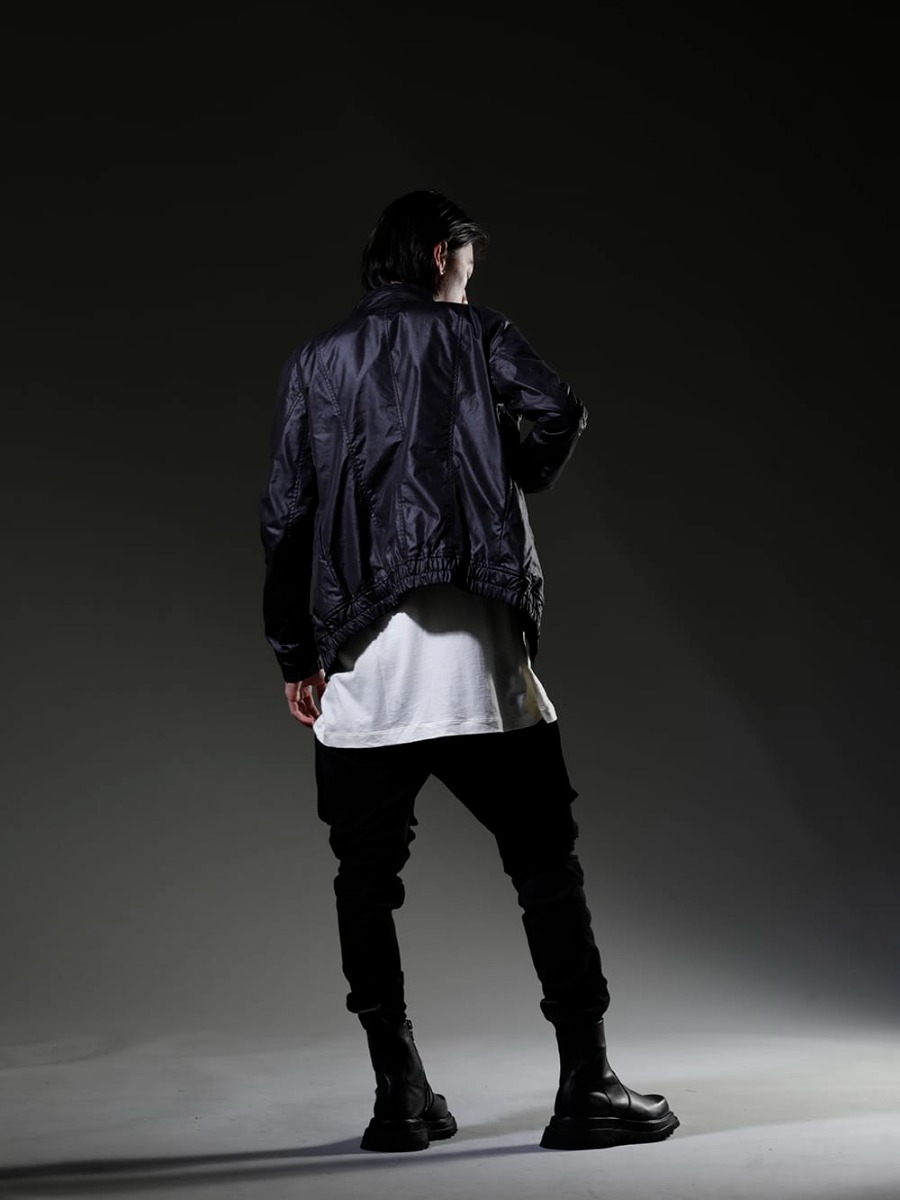 ユリウス 2023SS - 見出し1 - 797BLM7(カーゴブルゾン ポリエステル/コットンクロス) 817CPM3-Raw(コットン/モダール ジャージ フロントプリント ショートスリーブTシャツ ロウ) 817ACU15-black(チェーンネックレス ブラック) 817ACU16-silver(チェーンブレスレット シルバー) 807PAM6-BK(10.5oz ストレッチデニム ダメージペイント カーゴスキニーデニム) 807FWM2(カウスキン サイドジップブーツ) - 1-004