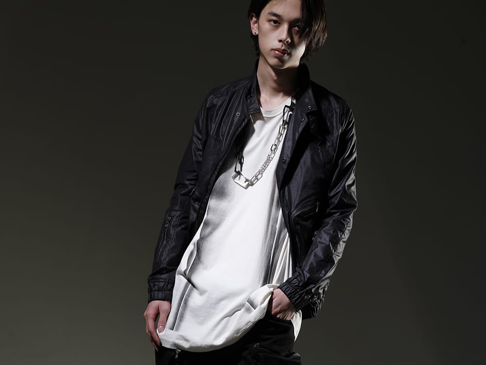 ユリウス 2023SS - 見出し1 - 797BLM7(カーゴブルゾン ポリエステル/コットンクロス) 817CPM3-Raw(コットン/モダール ジャージ フロントプリント ショートスリーブTシャツ ロウ) 817ACU15-black(チェーンネックレス ブラック) 817ACU16-silver(チェーンブレスレット シルバー) - 2-001