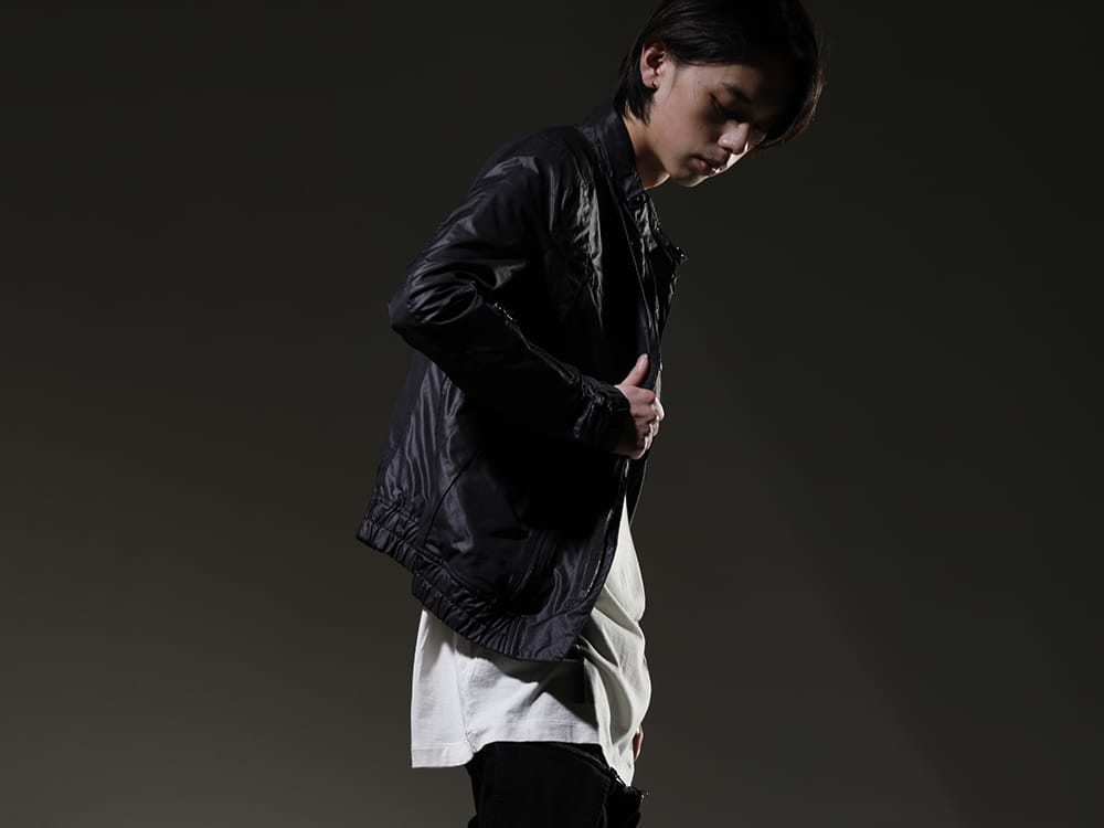 ユリウス 2023SS - 見出し1 - 797BLM7(カーゴブルゾン ポリエステル/コットンクロス) 817CPM3-Raw(コットン/モダール ジャージ フロントプリント ショートスリーブTシャツ ロウ) - 2-002