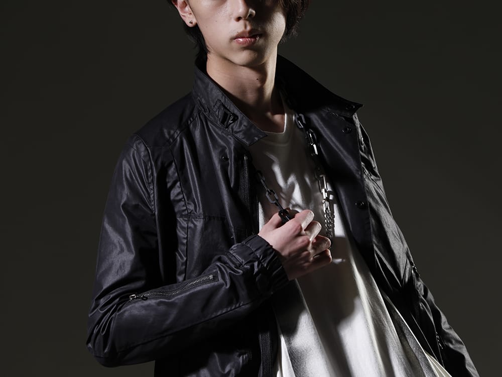 ユリウス 2023SS - 見出し1 - 797BLM7(カーゴブルゾン ポリエステル/コットンクロス) 817CPM3-Raw(コットン/モダール ジャージ フロントプリント ショートスリーブTシャツ ロウ) 817ACU15-black(チェーンネックレス ブラック) 817ACU16-silver(チェーンブレスレット シルバー) - 2-003