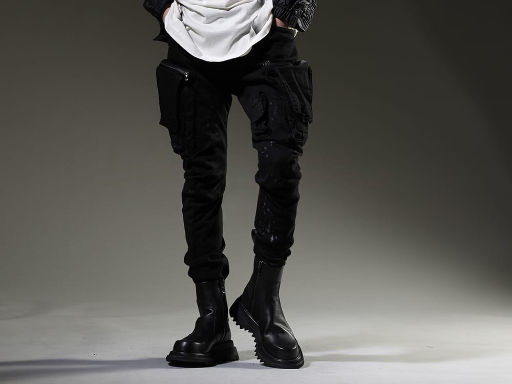 ユリウス 2023SS 見出し3 - 807PAM6-BK(10.5oz ストレッチデニム ダメージペイント カーゴスキニーデニム) 807FWM2(カウスキン サイドジップブーツ) - 3-001