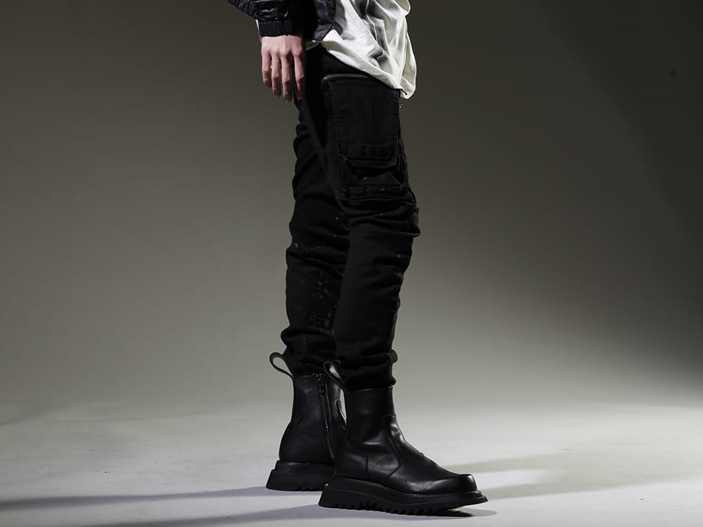 ユリウス 2023SS 見出し3 - 807PAM6-BK(10.5oz ストレッチデニム ダメージペイント カーゴスキニーデニム) 807FWM2(カウスキン サイドジップブーツ) - 3-002