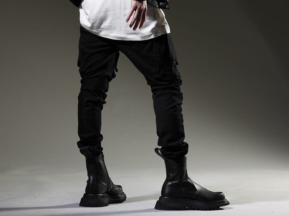 ユリウス 2023SS 見出し3 - 807PAM6-BK(10.5oz ストレッチデニム ダメージペイント カーゴスキニーデニム) 807FWM2(カウスキン サイドジップブーツ) - 3-003