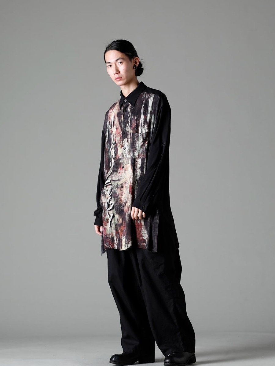 Yohji Yamamoto(ヨウジヤマモト) 23SS メッセージ性を感じるデザイン  - HZ-B86-830 異炭柄袖ベルト付きサイドスリットブラウス - HZ-T10-073 ドレープ ハーフ スリーブ - HZ-P95-041-Black 12タックワークパンツ ブラック - PL1 フロントジップブーツ ダブルソール - ホース フルグレイン レザー 2-002