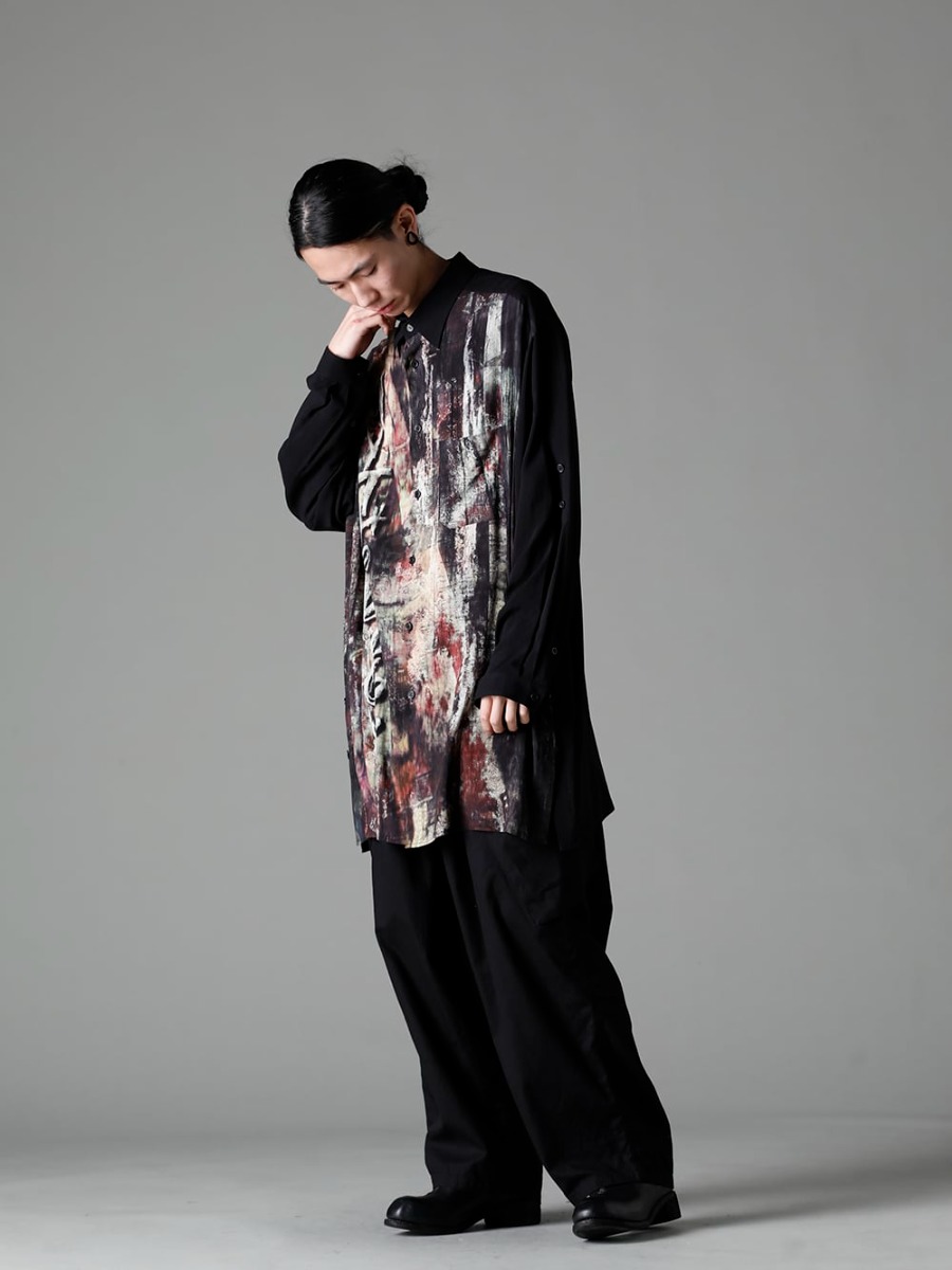 Yohji Yamamoto(ヨウジヤマモト) 23SS メッセージ性を感じるデザイン  - HZ-B86-830 異炭柄袖ベルト付きサイドスリットブラウス - HZ-T10-073 ドレープ ハーフ スリーブ - HZ-P95-041-Black 12タックワークパンツ ブラック - PL1 フロントジップブーツ ダブルソール - ホース フルグレイン レザー 2-003