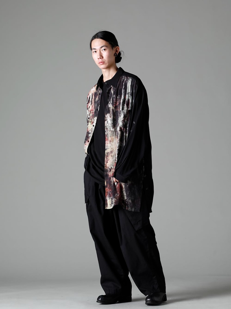 Yohji Yamamoto(ヨウジヤマモト) 23SS 春夏に最適な生地とパターンメイク - HZ-B86-830 異炭柄袖ベルト付きサイドスリットブラウス - HZ-T10-073 ドレープ ハーフ スリーブ - HZ-P95-041-Black 12タックワークパンツ ブラック - PL1 フロントジップブーツ ダブルソール - ホース フルグレイン レザー 3-004