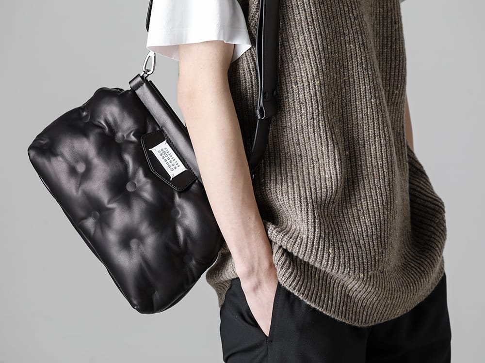 Maison Margiela - メゾン マルジェラ 23SS 見出し2  - SB1WG0028-Glam Slam Classic Small - S50FB0097-Gilet - S30GC0701-Reversed Logo T-Shirt White / Black Embroidery 2-003