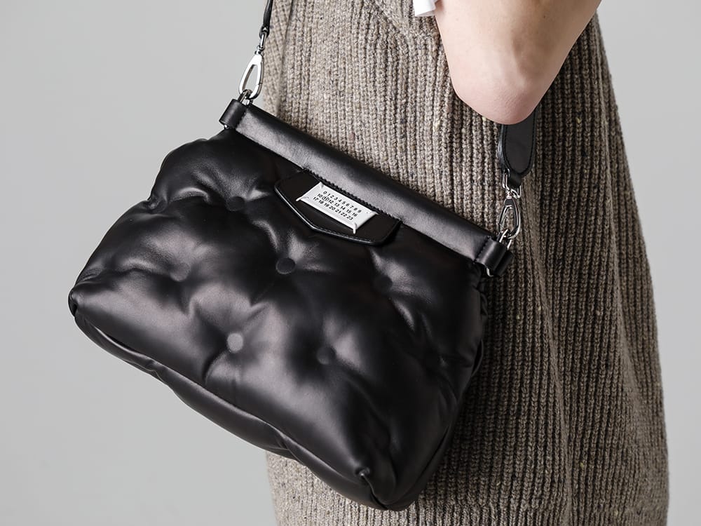 Maison Margiela - メゾン マルジェラ 23SS 見出し2  - キルティング加工された柔らかさと耐久性が特徴のナッパレザー（羊革）を使用 SB1WG0028-Glam Slam Classic Small - S50FB0097-Gilet 2-005