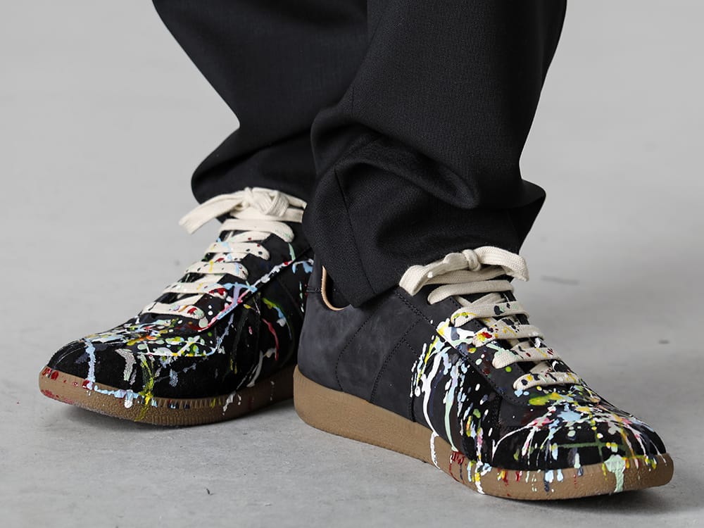 Maison Margiela - メゾン マルジェラ 23SS ブランド定番のシューズである「レプリカスニーカー」、通称ジャーマントレーナーにマルチカラーのペンキ加工を施したデザイン 見出し3 - S57WS0240-Replica Painter Black - S50KA0530-Drawstring Pants 3-003