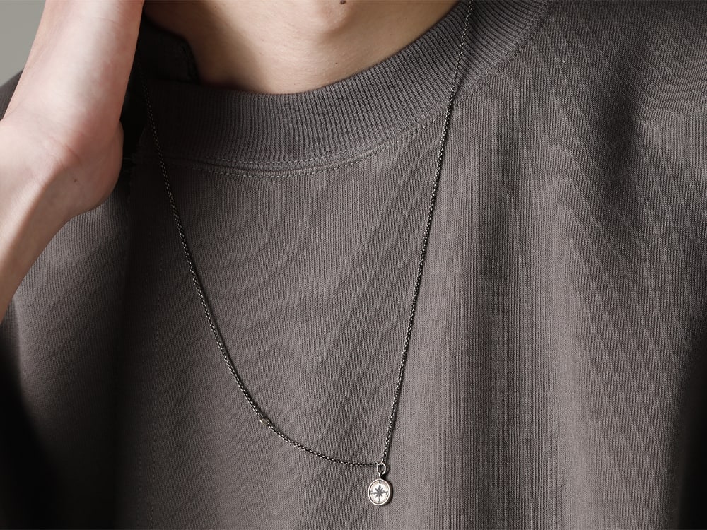 The Viridi-anne(ザ ヴィリジアン) 23SS(春夏) 小技を効かせて変化をつけたデザイン  - VI-3590-01-Dark-Gray スウェットシャツ ダークグレー  M2640-BA バングルフックバンド M7540 チェーン ミニウィンドローズ 2-006