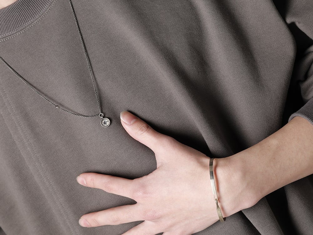 The Viridi-anne(ザ ヴィリジアン) 23SS(春夏) 小技を効かせて変化をつけたデザイン  - VI-3590-01-Dark-Gray スウェットシャツ ダークグレー  M2640-BA バングルフックバンド M7540 チェーン ミニウィンドローズ 2-007