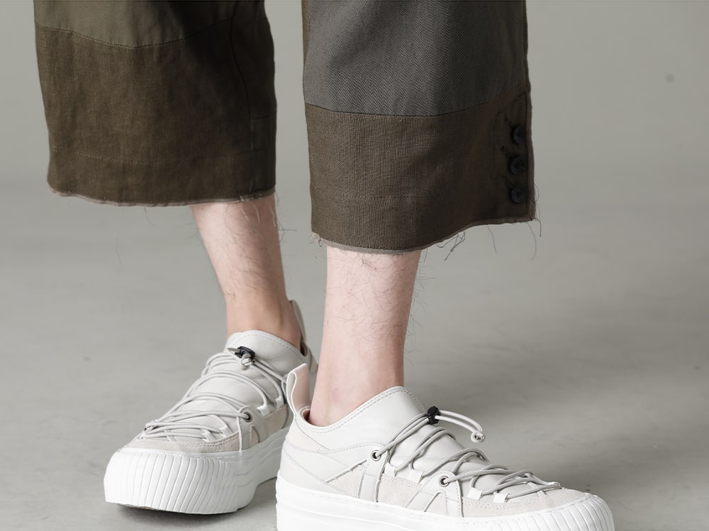 The Viridi-anne(ザ ヴィリジアン) 23SS(春夏) 渋みのある色合いや切りっぱなしの粗野な雰囲気も - VI-3569-04-Dark-olive フラグメント クロップド トラウザー ダーク オリーブ VI-3555-09-L.Gray スニーカー L.グレー 3-007