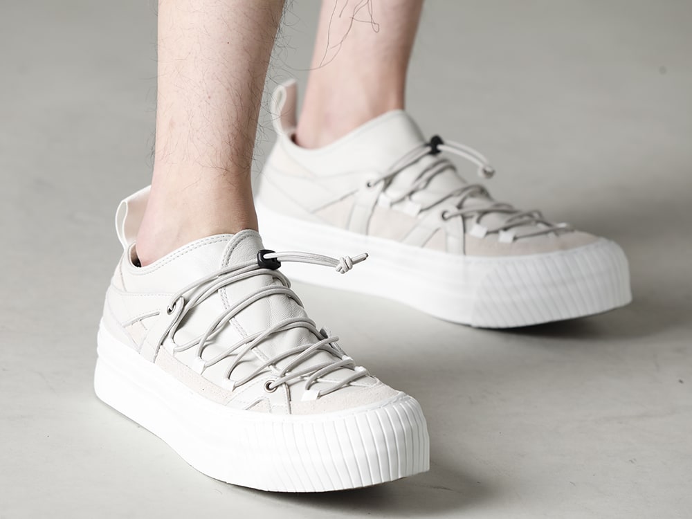 The Viridi-anne(ザ ヴィリジアン) 23SS(春夏) 渋みのある色合いや切りっぱなしの粗野な雰囲気も - VI-3569-04-Dark-olive フラグメント クロップド トラウザー ダーク オリーブ VI-3555-09-L.Gray スニーカー L.グレー 3-008