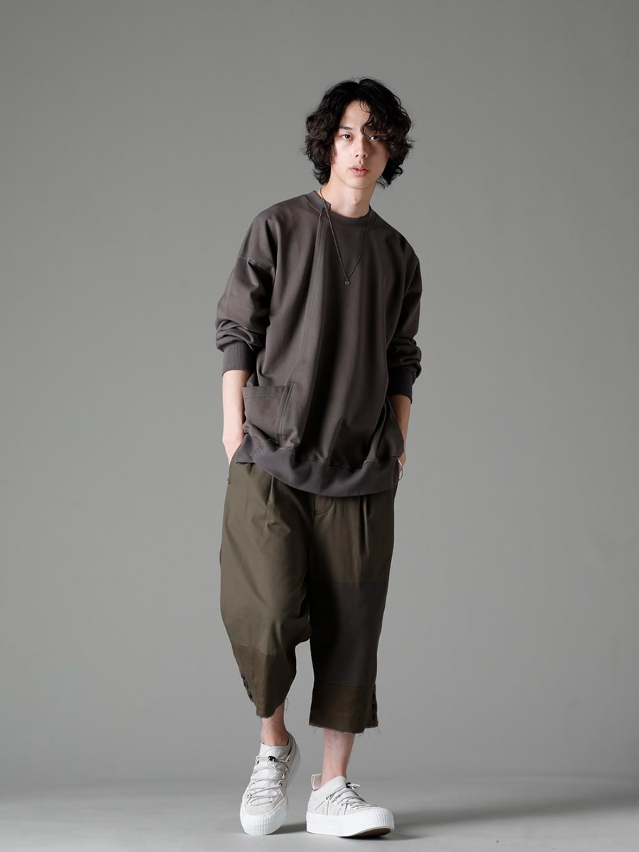 The Viridi-anne(ザ ヴィリジアン) 23SS(春夏) VI-3590-01-Dark-Gray スウェットシャツ ダークグレー VI-3569-04-Dark-olive フラグメント クロップド トラウザー ダーク オリーブ VI-3555-09-L.Gray スニーカー L.グレー M2640-BA バングルフックバンド M7540 チェーン ミニウィンドローズ 4-001