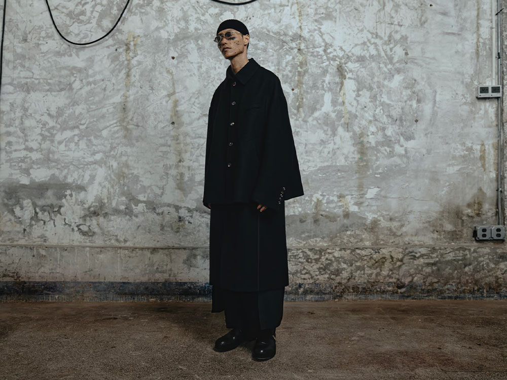 RIGARDS 23 Spring Summer Collection 無機質なクリップオンフレームと荒々しさを感じるメインフレームデザインが魅力のVintage Gray  - 画像の詳細(スタイリング全体の詳細) 写っている商品の品番と商品名2-1 - 写っている商品の品番と商品名2-2 - 写っている商品の品番と商品名2-3 2-001