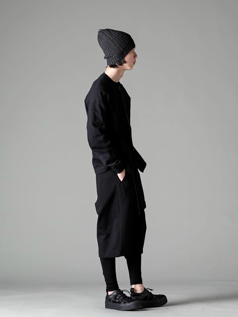 The Viridi-anne 23SS スタイリング The sweatshirt setup gives a sporty look. - VI-3589-01 - Sweat Zipup Jacket - VI-3613-01-Black - Double Layerd T-Shirt Black - VI-3592-04-Black - Sweat Wrap Pants Black 1-002