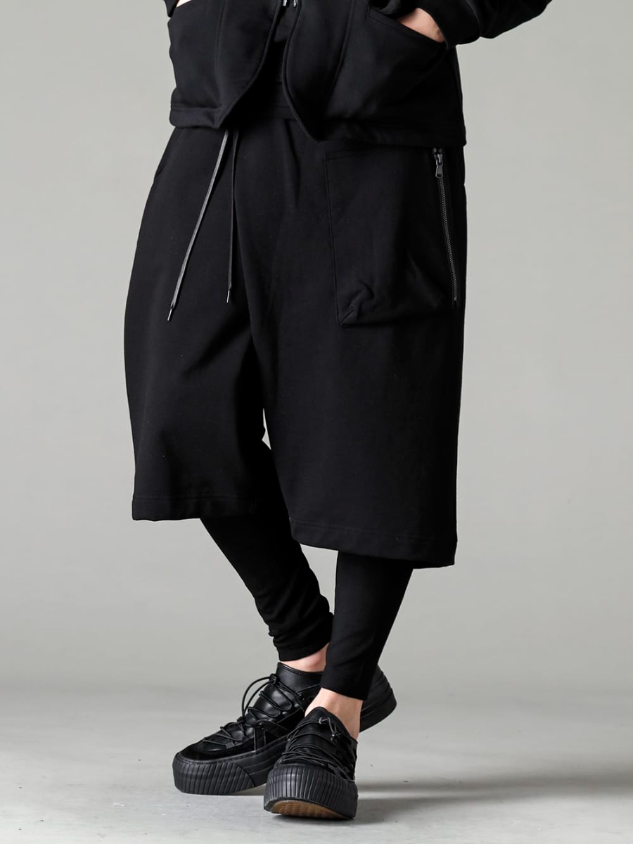 The Viridi-anne 23SS Cropped length + leggings layered style - VI-3592-04-Black - Sweat Wrap Pants Black - RB-420-C.Gray - Modal Jersey Leggings Black - VI-3555-09-Black - Sneakers Black 3-001