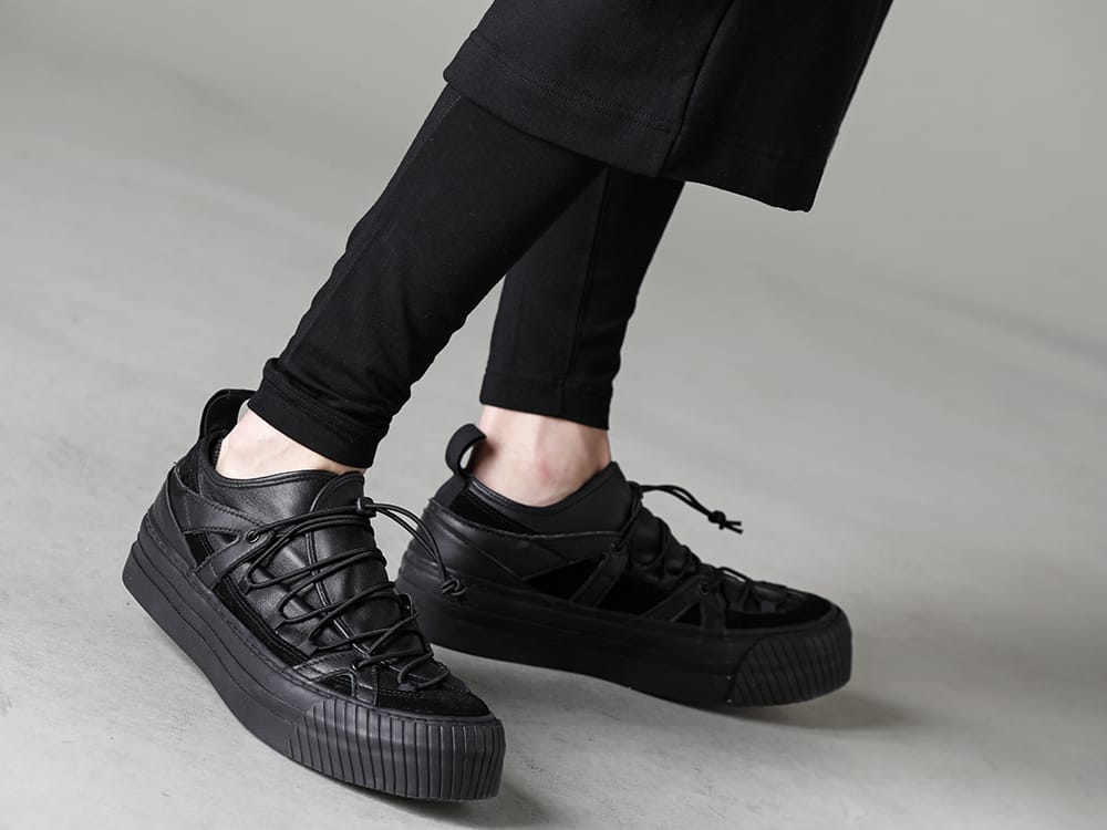 The Viridi-anne 23SS Cropped length + leggings layered style - VI-3592-04-Black - Sweat Wrap Pants Black - RB-420-C.Gray - Modal Jersey Leggings Black - VI-3555-09-Black - Sneakers Black 3-005