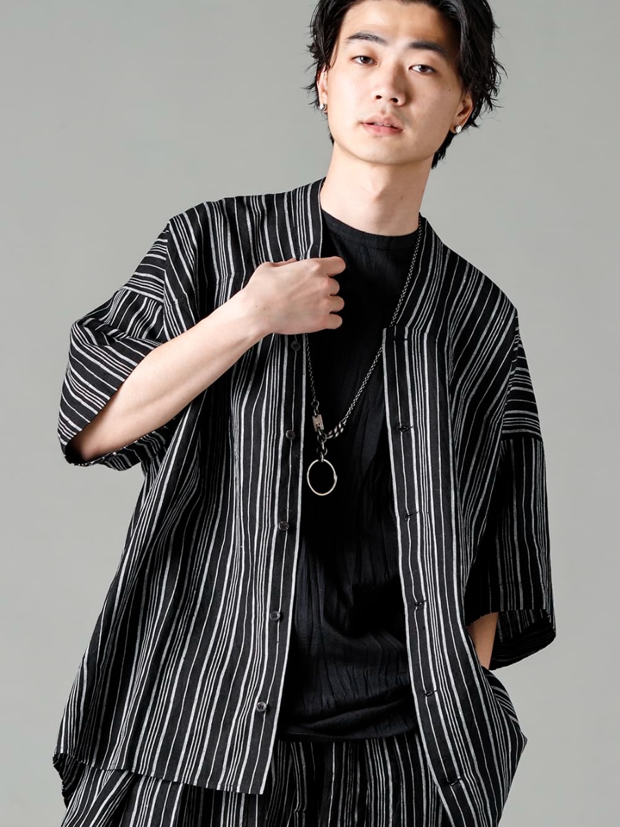 jAN-JAN VAN ESSCHE(ヤン ヤン ヴァン エシュ) Yohji Yamamoto(ヨウジヤマモト) WERKSTATT:MÜNCHEN(ワークスタッドミュンヘン) 23SS(春夏) ハイセンスなデザインでありながら、春夏の高温多湿な気候に適したJJVEのウェア  - JAN-JAN VAN ESSCHE ランダムストライプ SHIRT#93 シャツ #93 コントラストストライプ リネンバティスト HE-T32-082-Black シワ半袖Tシャツ ブラック M3940 ネックレス ミックス + キーリング  2-001