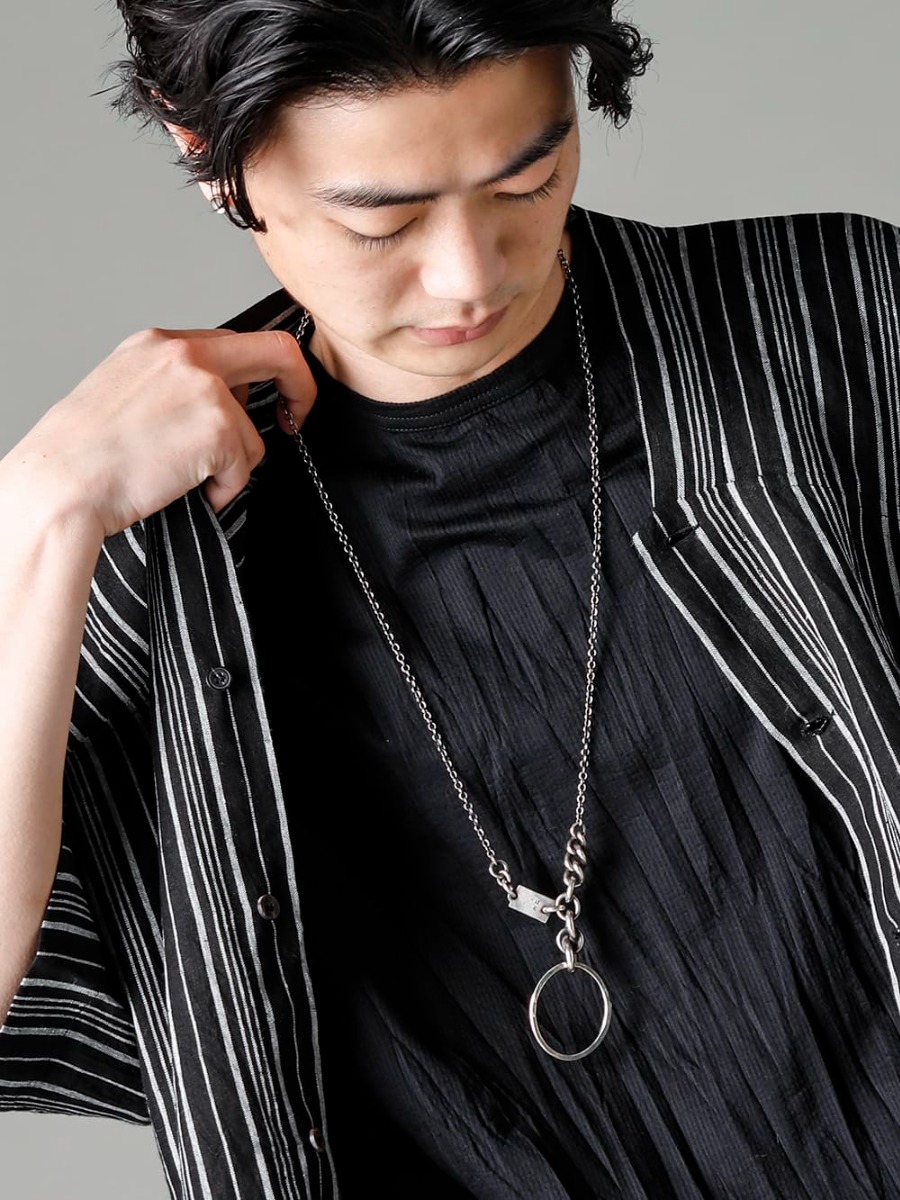 jAN-JAN VAN ESSCHE(ヤン ヤン ヴァン エシュ) Yohji Yamamoto(ヨウジヤマモト) WERKSTATT:MÜNCHEN(ワークスタッドミュンヘン) 23SS(春夏) ハイセンスなデザインでありながら、春夏の高温多湿な気候に適したJJVEのウェア  - SHIRT#93 シャツ #93 コントラストストライプ リネンバティスト HE-T32-082-Black シワ半袖Tシャツ ブラック M3940 ネックレス ミックス + キーリング  2-002