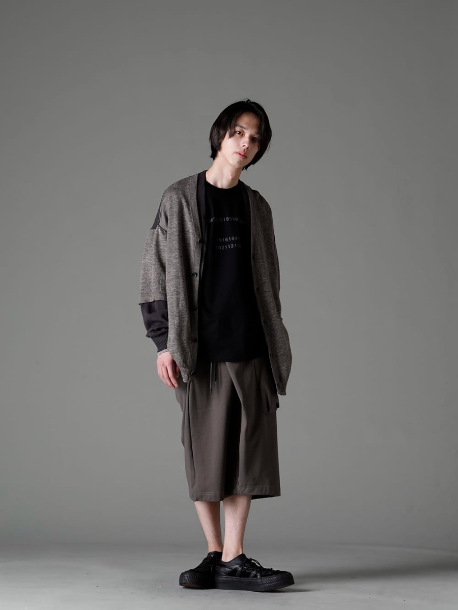 The Viridi-anne 2023SS Styling Awareness of rough, easy-to-move styling - Feeling spring with calm colors - VI-3588-07(Double Layerd Front Cardigan) VI-3609-01-Black(Short Sleeve Printed T-Shirt Black) VI-3592-04-Dark-Grey(Sweat Wrap Pants Dark Grey) VI-3555-09-Black(Sneakers Black) - 1-001