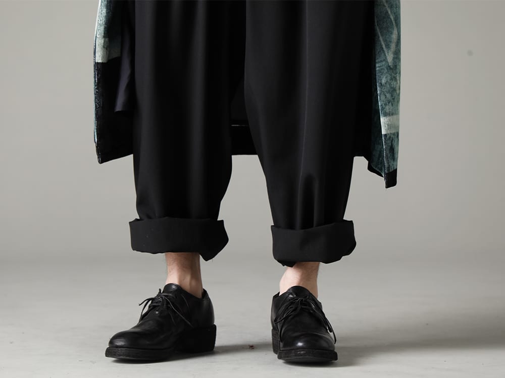 ヨウジヤマモト グイディ 2023SS ウールギャバを使用し、大胆なタック使いが特徴のパンツ - HZ-P32-100(12タックフラップパンツ) - 792Z (クラシック ダービーシューズ レースアップ ダブルソール - ホース フルグレイン - 792Z) 3-004