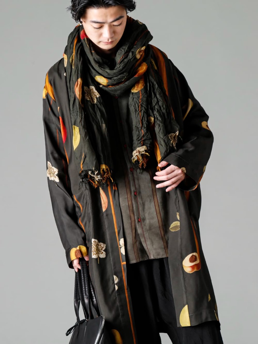 UMA WANG 23SS A blend that strikes a good balance between practicality and luxury  - UA0292 SCARF Fruit Print - UM8506-Dark Green CORRY COAT - UM1503 Button Up Shirt - co20fwmb010 Motion Boston Gloove Steer 2-001