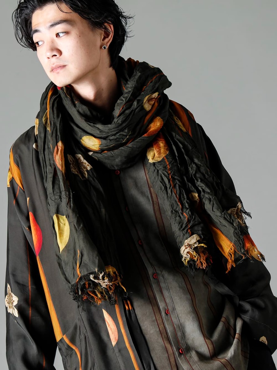 UMA WANG 23SS A blend that strikes a good balance between practicality and luxury  - UA0292 SCARF Fruit Print - UM8506-Dark Green CORRY COAT - UM1503 Button Up Shirt - co20fwmb010 Motion Boston Gloove Steer 2-002