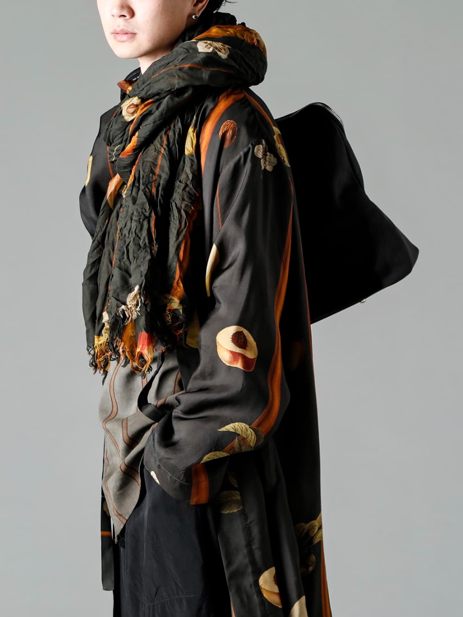 UMA WANG 23SS A blend that strikes a good balance between practicality and luxury  - UA0292 SCARF Fruit Print - UM8506-Dark Green CORRY COAT - UM1503 Button Up Shirt - co20fwmb010 Motion Boston Gloove Steer 2-003