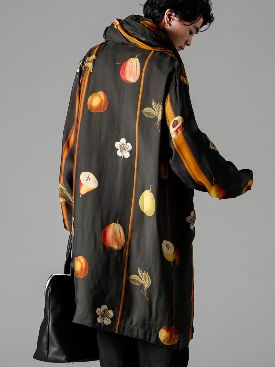 UMA WANG 23SS A blend that strikes a good balance between practicality and luxury  - UA0292 SCARF Fruit Print - UM8506-Dark Green CORRY COAT - UM1503 Button Up Shirt - co20fwmb010 Motion Boston Gloove Steer 2-004