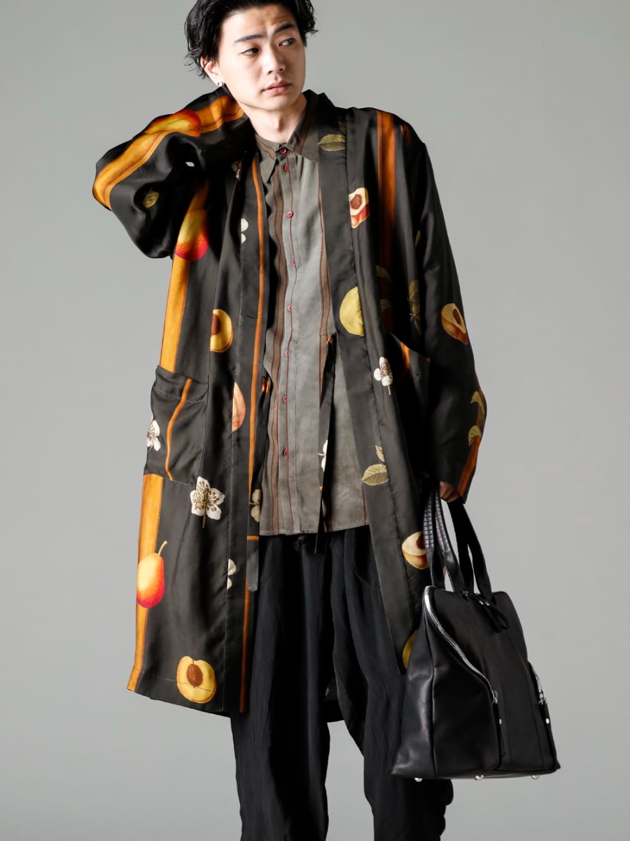 UMA WANG 23SS A blend that strikes a good balance between practicality and luxury  - UA0292 SCARF Fruit Print - UM8506-Dark Green CORRY COAT - UM1503 Button Up Shirt - co20fwmb010 Motion Boston Gloove Steer 2-006