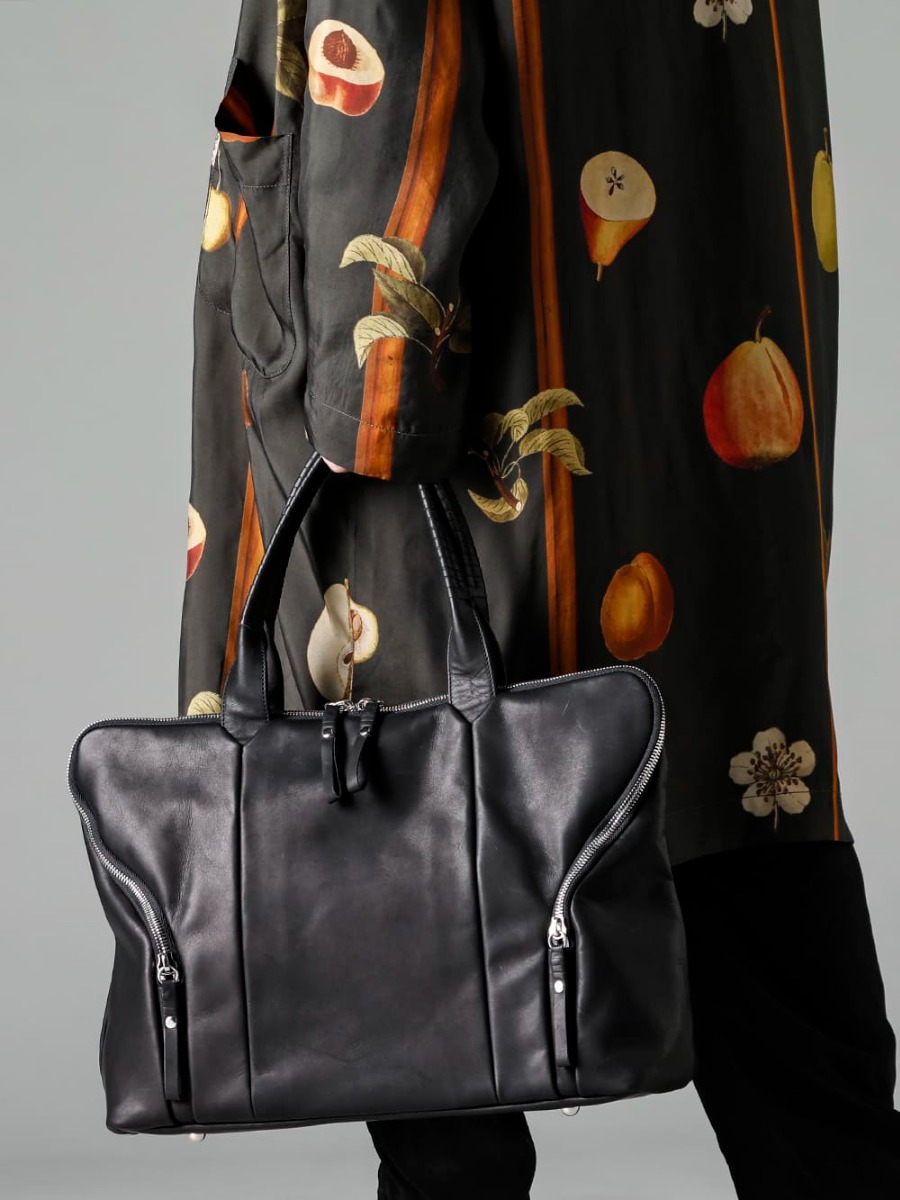 UMA WANG 23SS A blend that strikes a good balance between practicality and luxury  - UA0292 SCARF Fruit Print - UM8506-Dark Green CORRY COAT - UM1503 Button Up Shirt - co20fwmb010 Motion Boston Gloove Steer 2-007