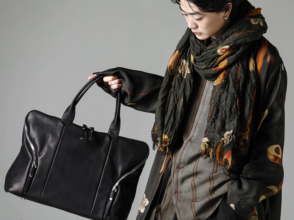 UMA WANG 23SS A blend that strikes a good balance between practicality and luxury  - UA0292 SCARF Fruit Print - UM8506-Dark Green CORRY COAT - UM1503 Button Up Shirt - co20fwmb010 Motion Boston Gloove Steer 2-008