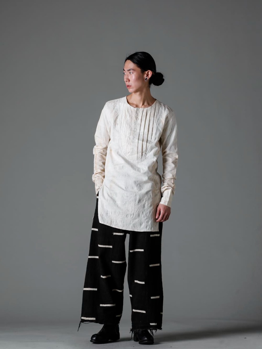 OLUBIYI THOMAS 23SS 画像の詳細(スタイリング全体の詳細) ヴィクトリア時代のシャツのディテールから着想を得た、pleated bib shirt 2305.9 pleated bib shirt 3-001