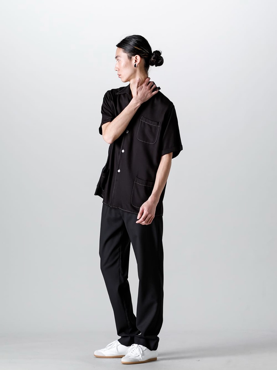 Maison Margiela - メゾン マルジェラ 2023SS スタイリング - 見出し3 - S50DR0003-Black - ショートスリーブ シャツ ブラック - S50KA0530 - ドローストリング パンツ - S57WS0465 - フェザー ライト 3-002