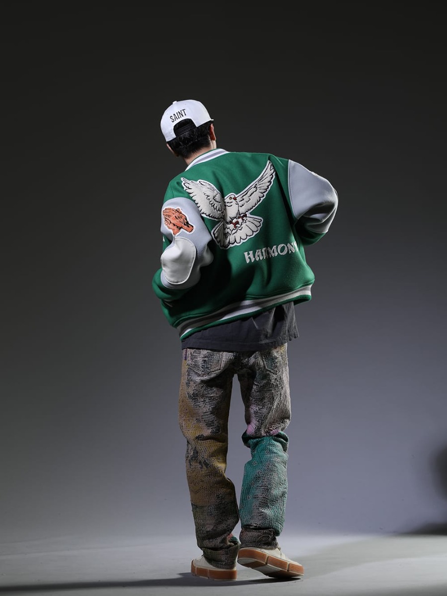 セントマイケル / プロレタ リ アート / グイディ 2023SS - ミックスカラーで組み上げたストリートスタイル - SM-S23-0000-090(シャーマーアカデミー × セントマイケル バーシティジャケット) SM-S23-0000-032(SISTERS ロングスリーブTシャツ) UROBOROS-DENIM-JEANS-MULCH-32-22-23AW(BORO デニムパンツ ビーズ付き) GJ02-CO00T(レースアップブーツ - ホースフルグレインレザー - GJ02 CO00T) SM-S23-0000-072(PMS キャップ) - 1-004