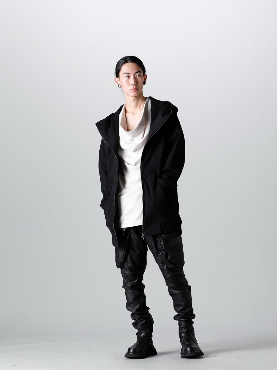 ユリウス 2023SS - JULIUS(ユリウス) 2023SSコレクションより第5弾目のアイテムがデリバリー！只今より店頭・通販共に販売スタート！ - 819CUM1-black(フロントジップ スウェットフーディー ブラック) 819PAM4(ラムレザー ガスマスク スキニーパンツ) - 3-001