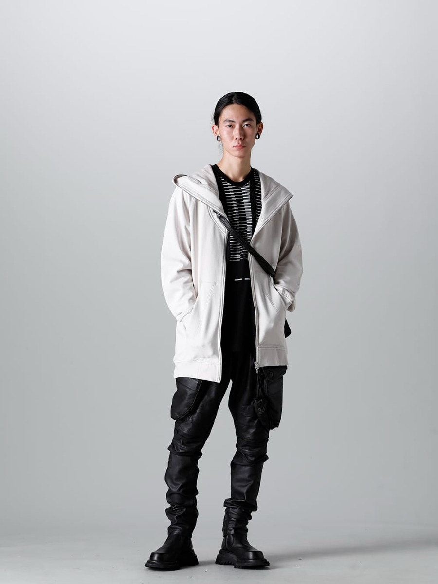 ユリウス 2023SS - JULIUS(ユリウス) 2023SSコレクションより第5弾目のアイテムがデリバリー！只今より店頭・通販共に販売スタート！ - 819CUM1-plaster(フロントジップ スウェットフーディー プラスター) 819PAM4(ラムレザー ガスマスク スキニーパンツ) - 3-007
