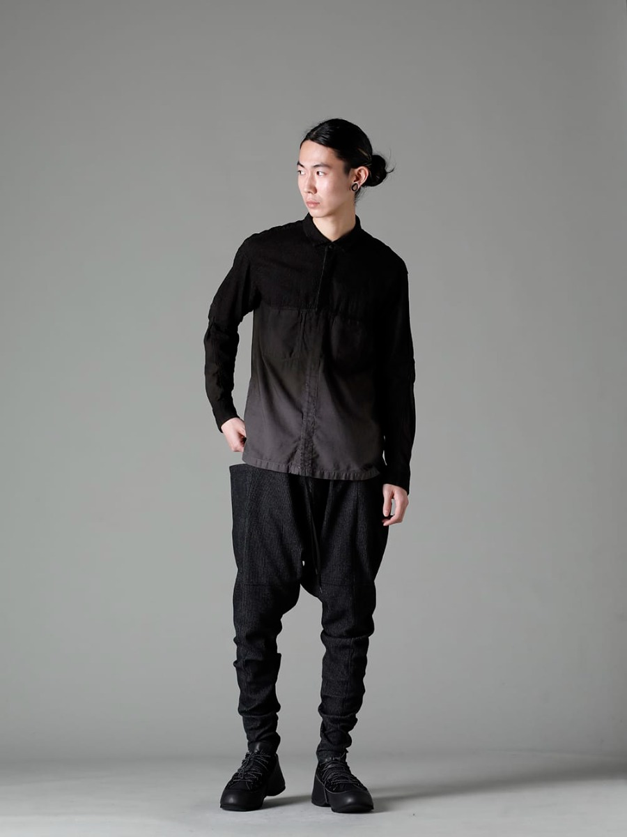 ザ ヴィリジアン 2023SS スタイリング 春素材のアイテムで統一した大人味の感じるスタイリング - ダークトーンを基調にした落ち着いた春スタイリング - VI-3579-02(刺繍入り クロース グラデーション 染め シャツ) VI-3595-04-Black(ストライプ ニット ドロップクロッチ パンツ ブラック) VI-3620-09-Black(インヒールシューズ) - 1-001