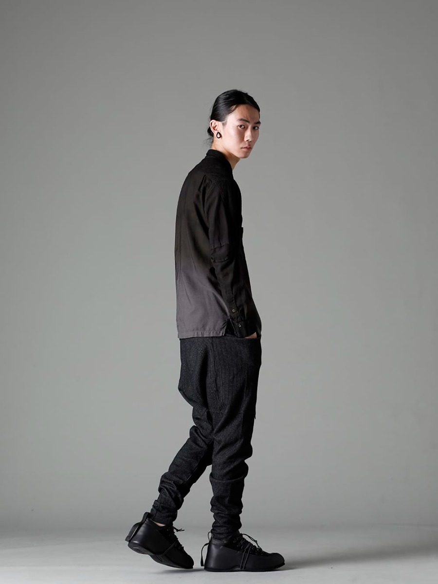 ザ ヴィリジアン 2023SS - ダークトーンを基調にした落ち着いた春スタイリング - VI-3579-02(刺繍入り クロース グラデーション 染め シャツ) VI-3595-04-Black(ストライプ ニット ドロップクロッチ パンツ ブラック) VI-3620-09-Black(インヒールシューズ) - 1-003