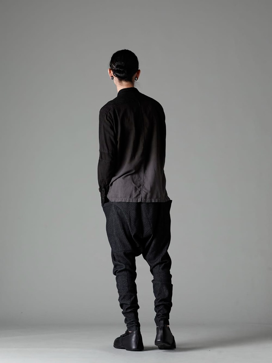 ザ ヴィリジアン 2023SS - ダークトーンを基調にした落ち着いた春スタイリング - VI-3579-02(刺繍入り クロース グラデーション 染め シャツ) VI-3595-04-Black(ストライプ ニット ドロップクロッチ パンツ ブラック) VI-3620-09-Black(インヒールシューズ) - 1-004