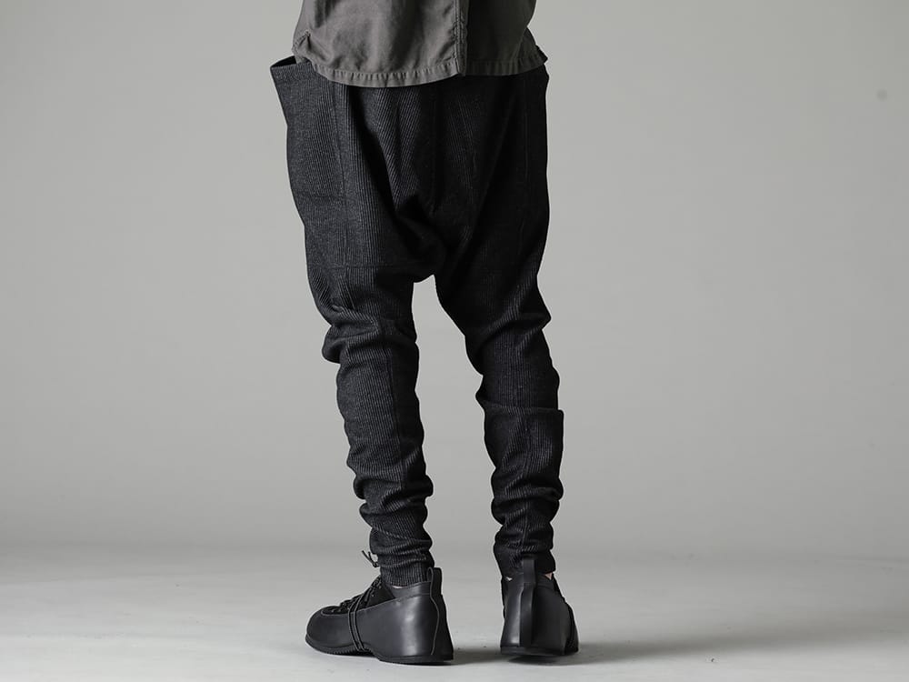 ザ ヴィリジアン 2023SS - 春素材を使用した万能な1本 - VI-3595-04-Black(ストライプ ニット ドロップクロッチ パンツ ブラック) VI-3620-09-Black(インヒールシューズ) - 3-003